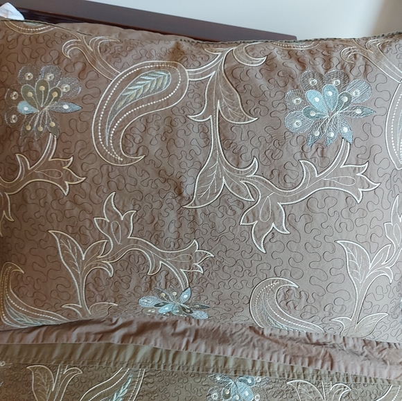 Queen Duvet Cover, 2 Shams & 2 Curtain Panels. - Picture 3 of 6